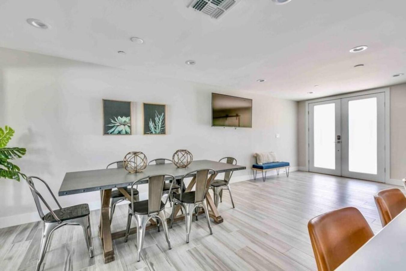 Luxurious Old Town Remodel W Heated Pool Holiday home Scottsdale