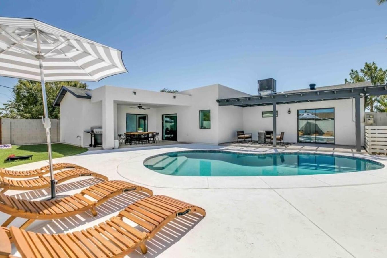 Luxurious Old Town Remodel W Heated Pool Holiday home *