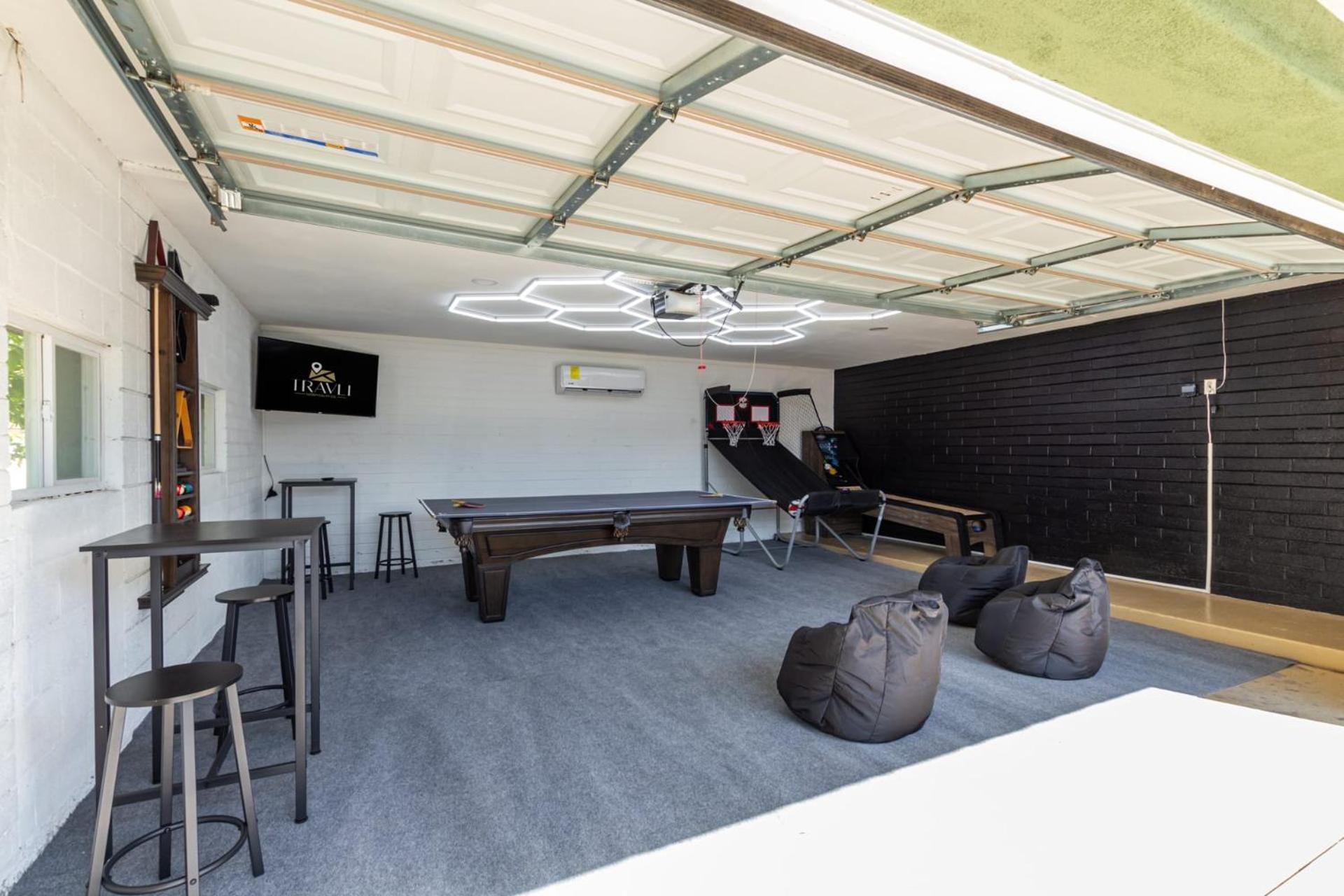 Desert Rose Family Retreat-free Htd Pool-2 Primarys-bar Holiday home Scottsdale