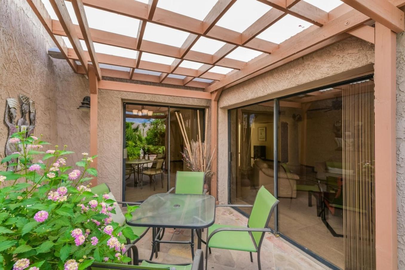 Updated, Enclosed Patio, Corner Lot, Bike Trail Holiday home