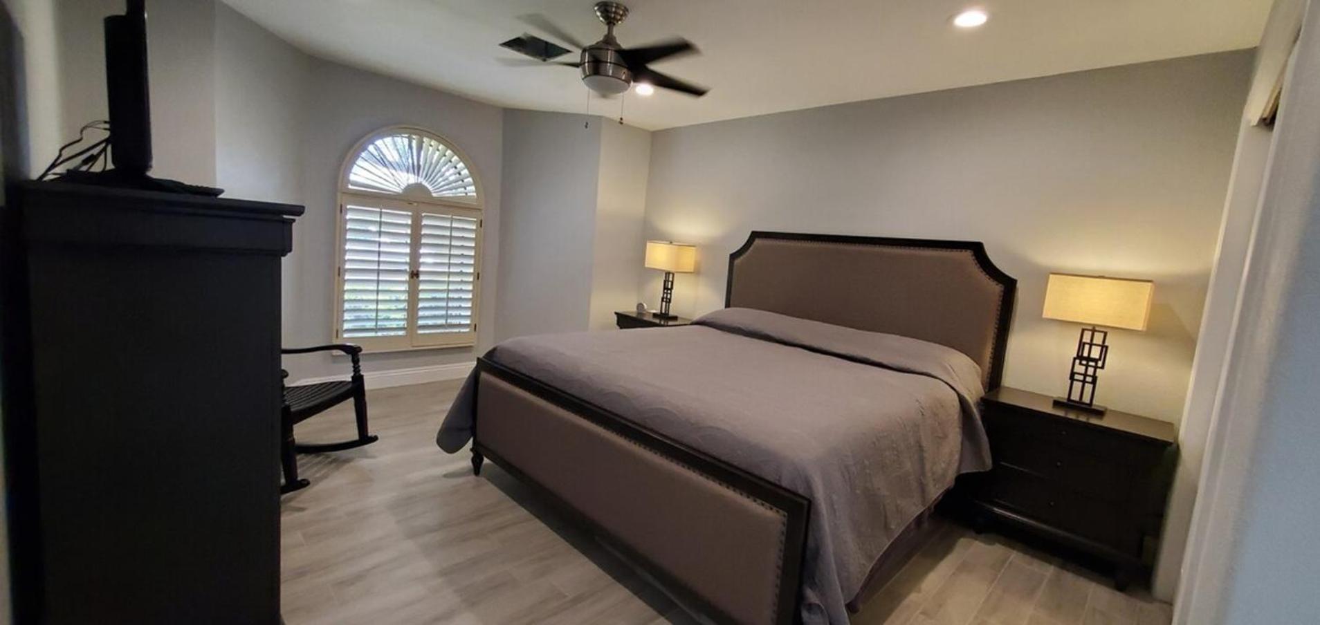 Updated, Enclosed Patio, Corner Lot, Bike Trail Holiday home *