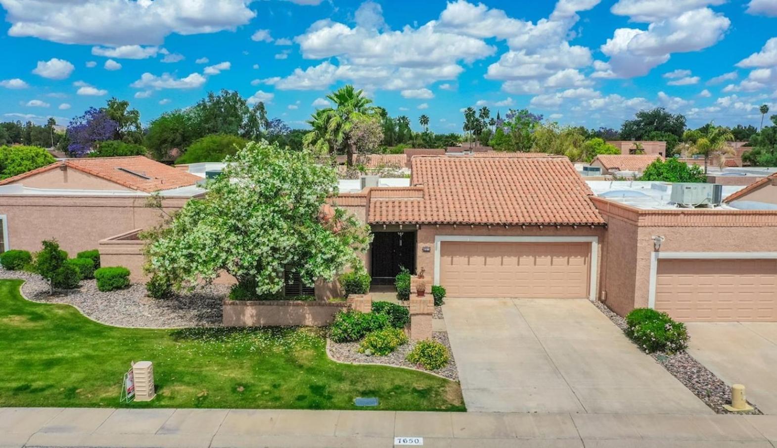 Holiday home Updated, Enclosed Patio, Corner Lot, Bike Trail *