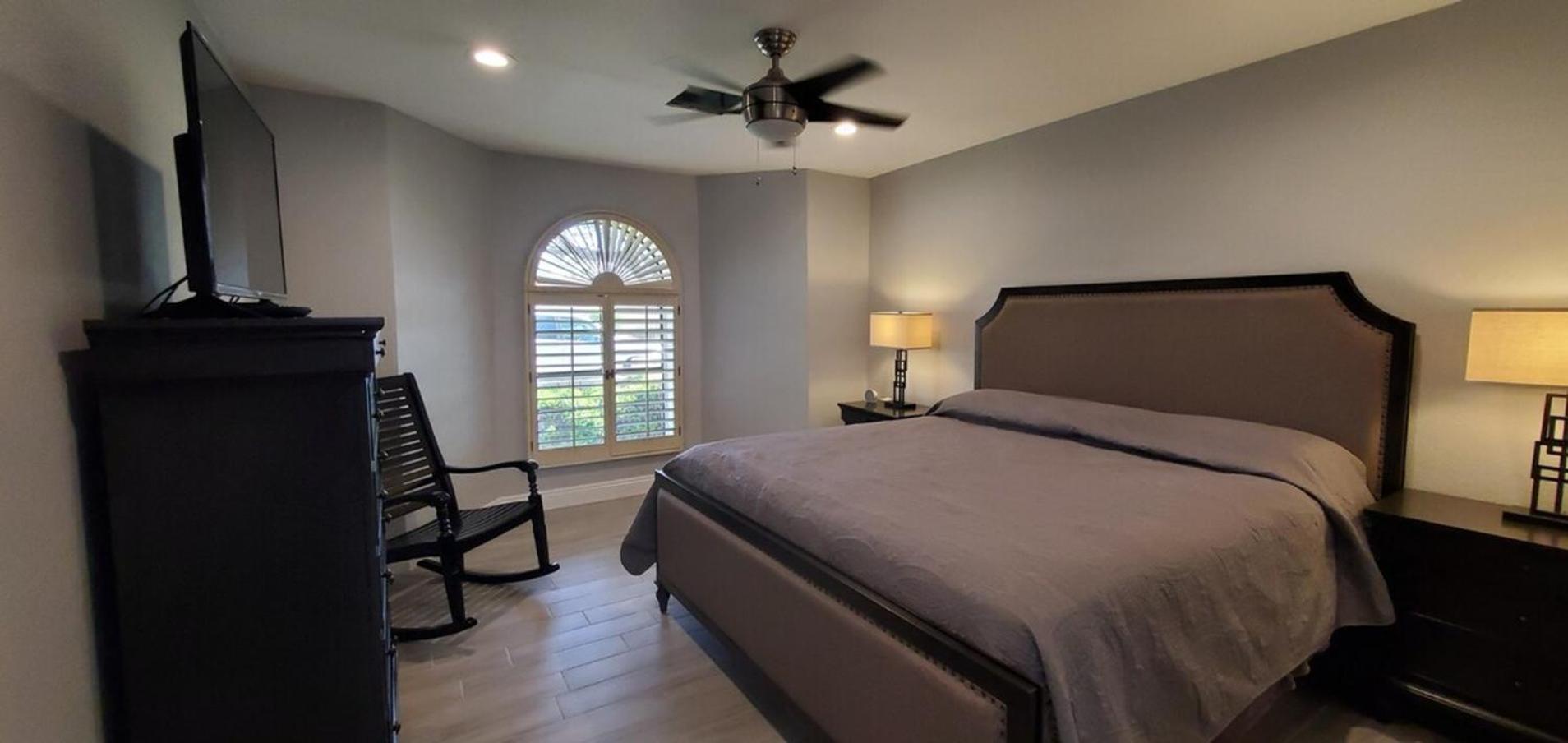 Updated, Enclosed Patio, Corner Lot, Bike Trail Holiday home *