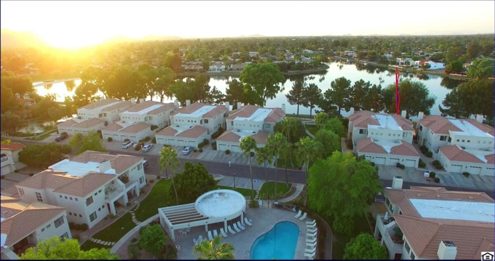 Holiday home Waterfront Views, Office, Main Floor, Walkable Scottsdale