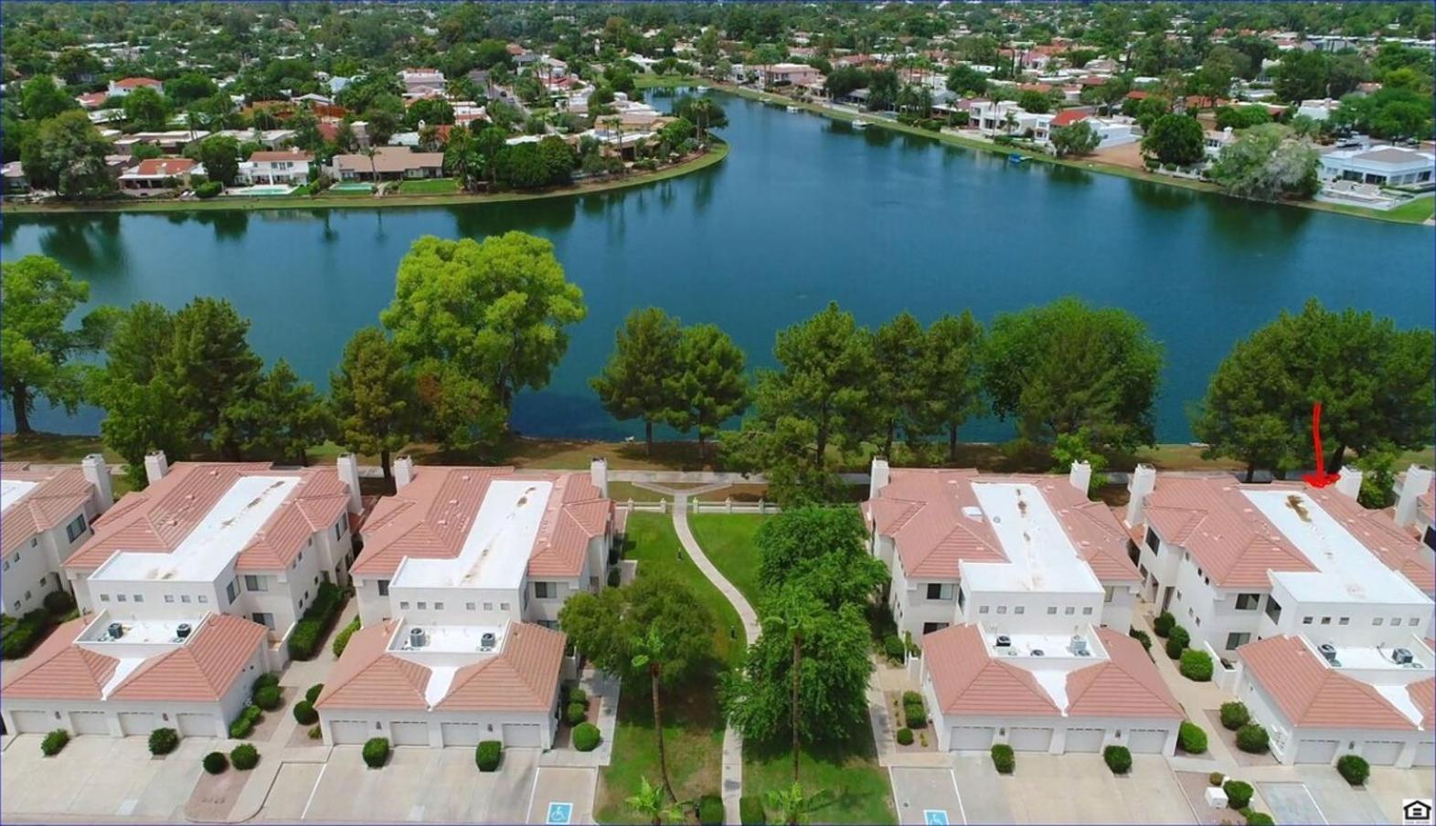Holiday home Waterfront Views, Office, Main Floor, Walkable *