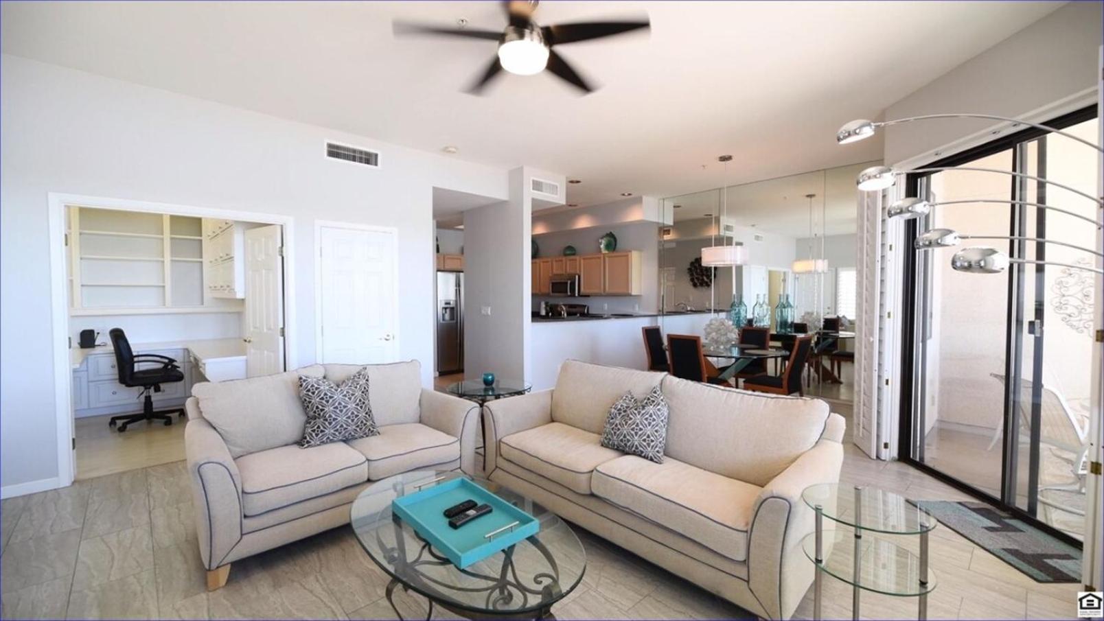 Holiday home Waterfront Views, Office, Main Floor, Walkable Scottsdale