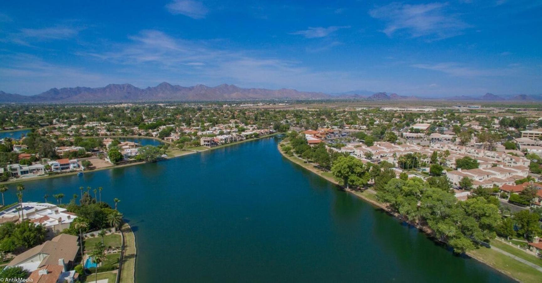 Waterfront Views, Office, Main Floor, Walkable Holiday home