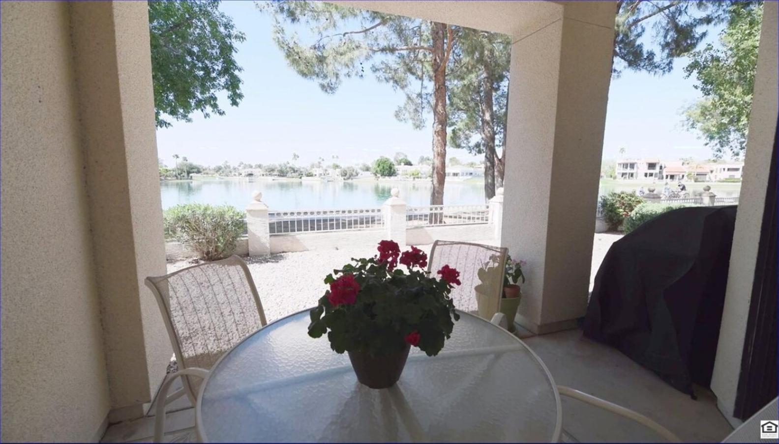 Holiday home Waterfront Views, Office, Main Floor, Walkable Scottsdale