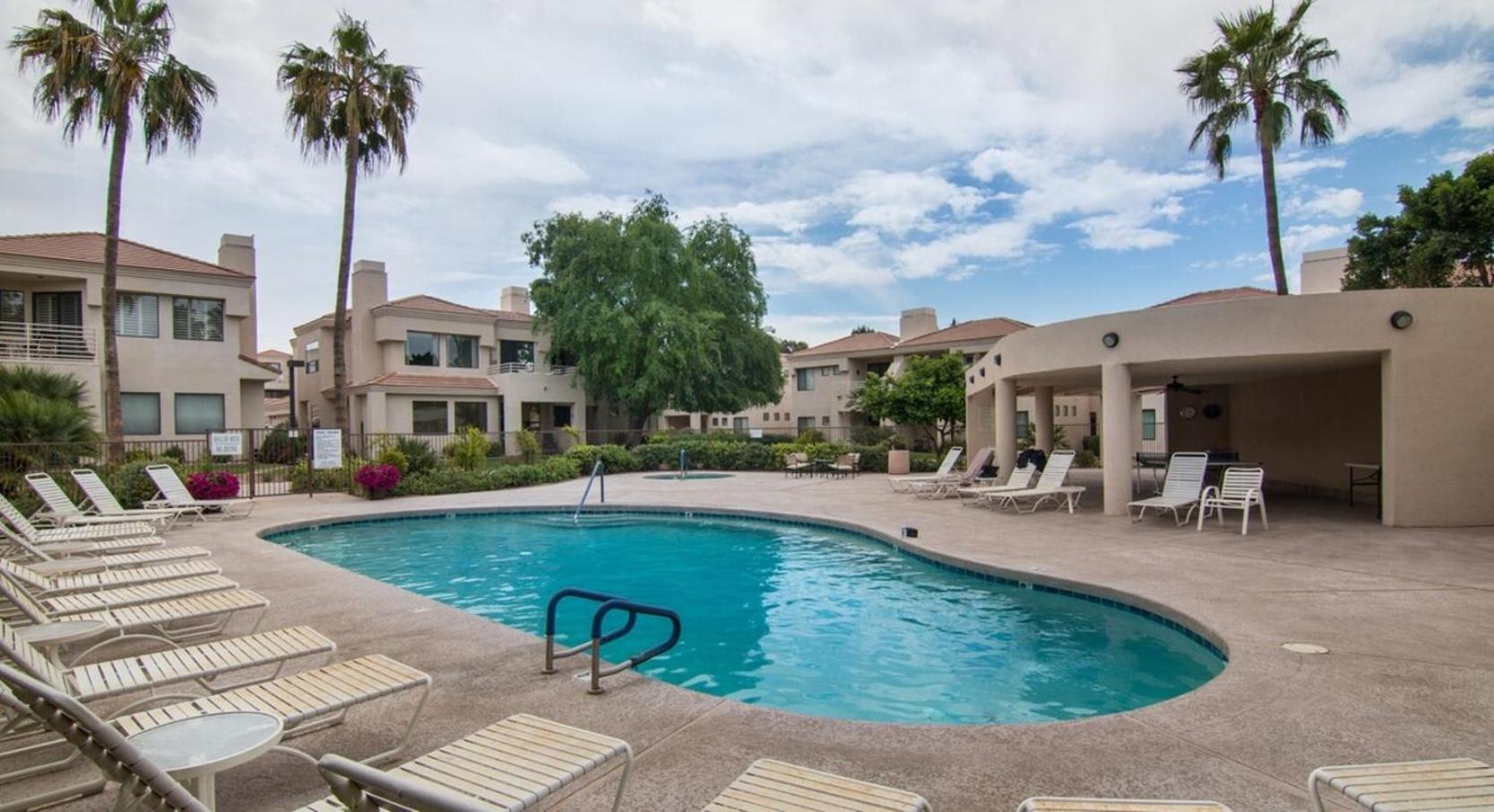 Waterfront Views, Office, Main Floor, Walkable Holiday home *