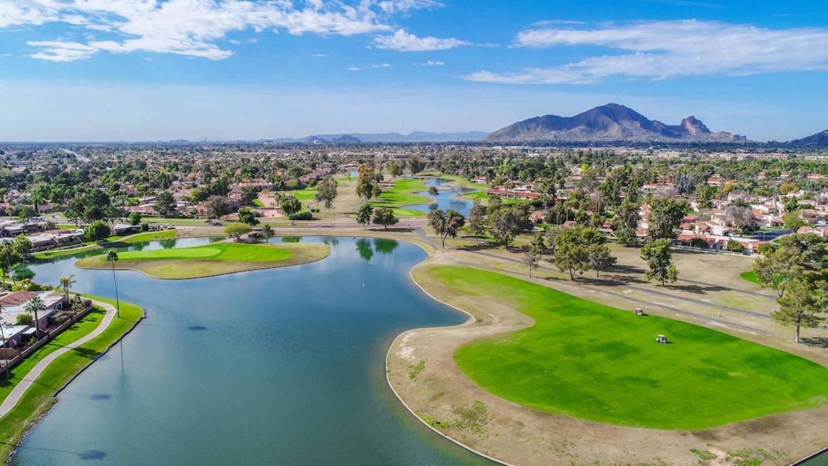 Holiday home Updated, Enclosed Patio, Corner Lot, Bike Trail Scottsdale