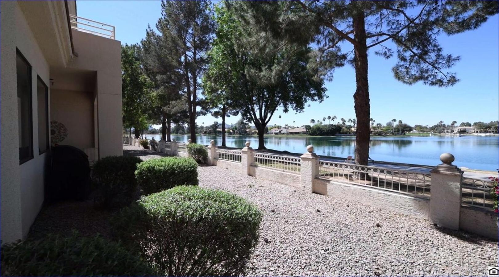 Waterfront Views, Office, Main Floor, Walkable Holiday home