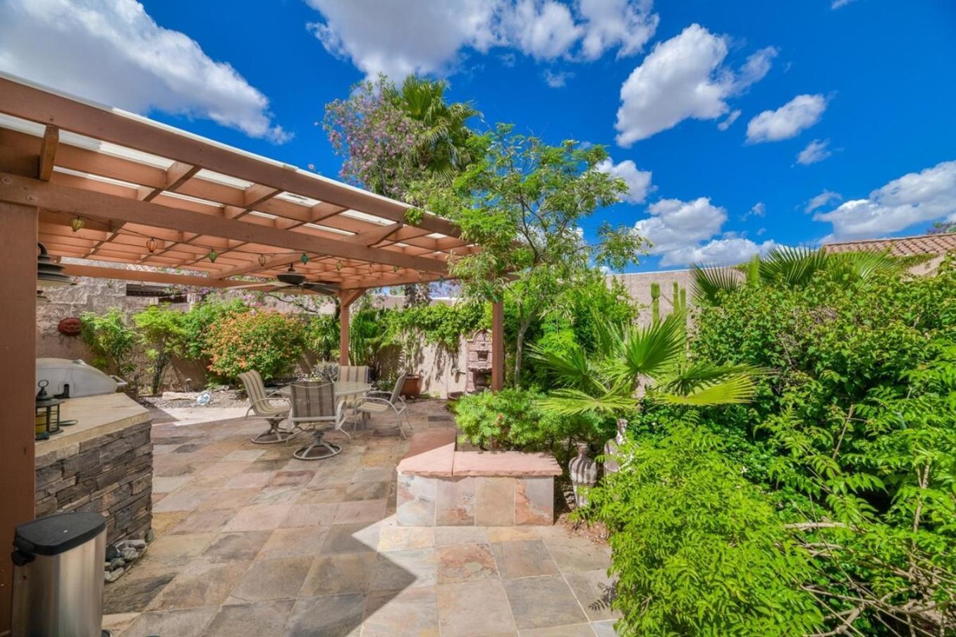 Holiday home Updated, Enclosed Patio, Corner Lot, Bike Trail Scottsdale