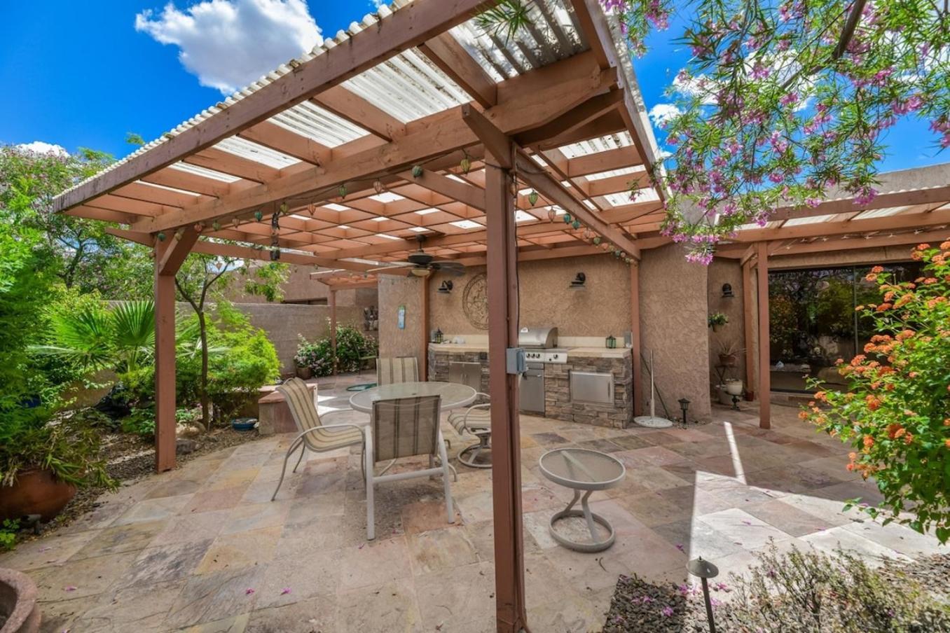 Updated, Enclosed Patio, Corner Lot, Bike Trail Holiday home *