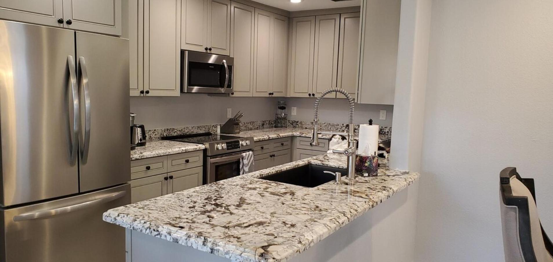 Updated, Enclosed Patio, Corner Lot, Bike Trail Holiday home *
