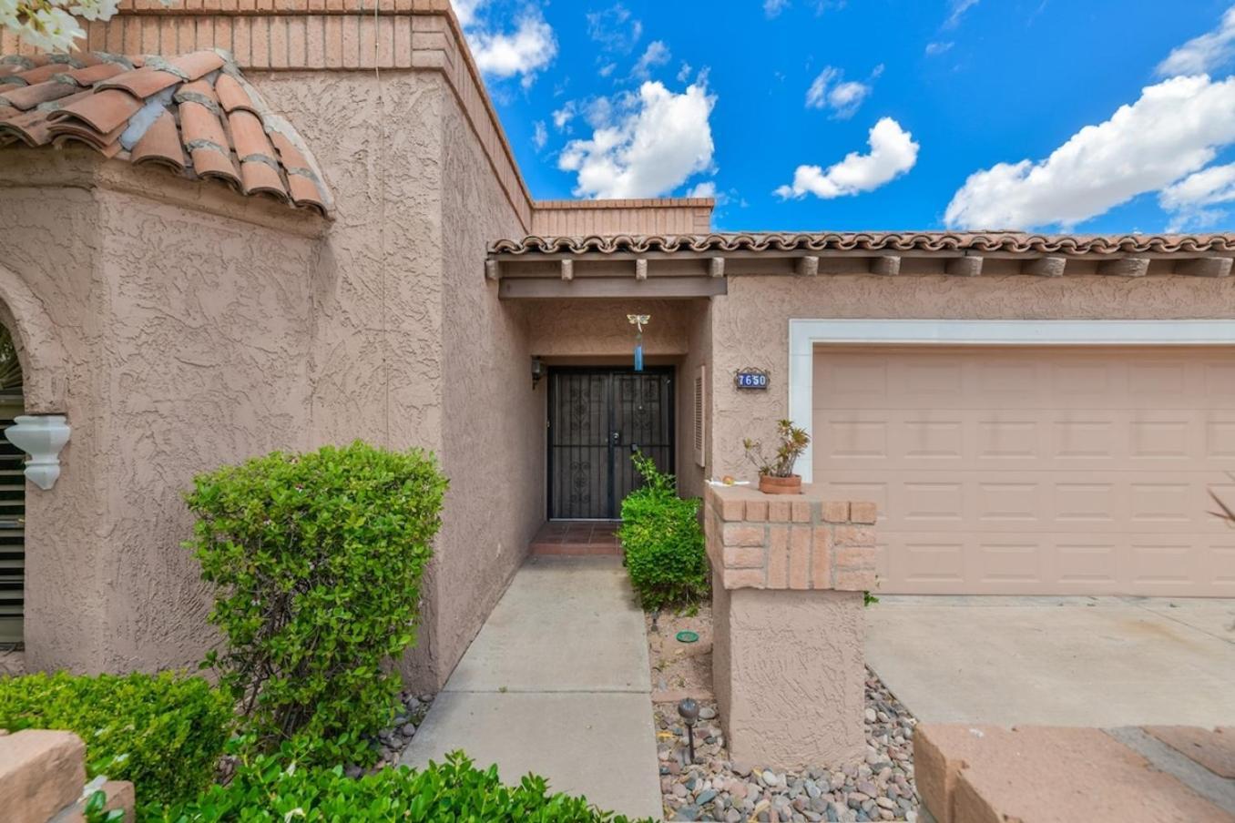 Holiday home Updated, Enclosed Patio, Corner Lot, Bike Trail Scottsdale