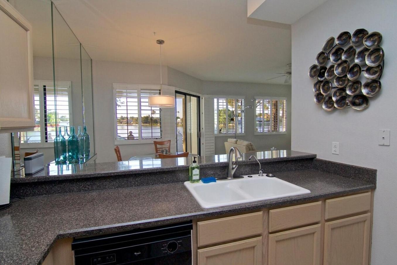 Holiday home Waterfront Views, Office, Main Floor, Walkable *