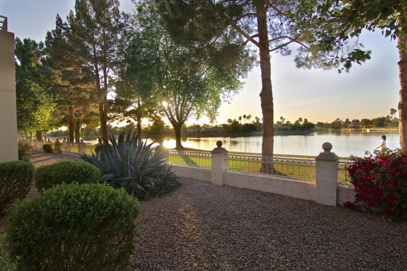 Waterfront Views, Office, Main Floor, Walkable Holiday home