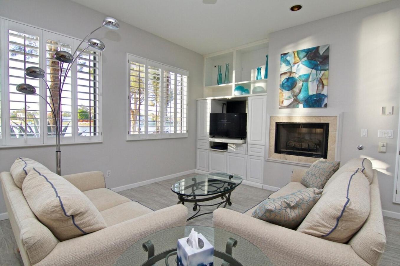 Holiday home Waterfront Views, Office, Main Floor, Walkable *