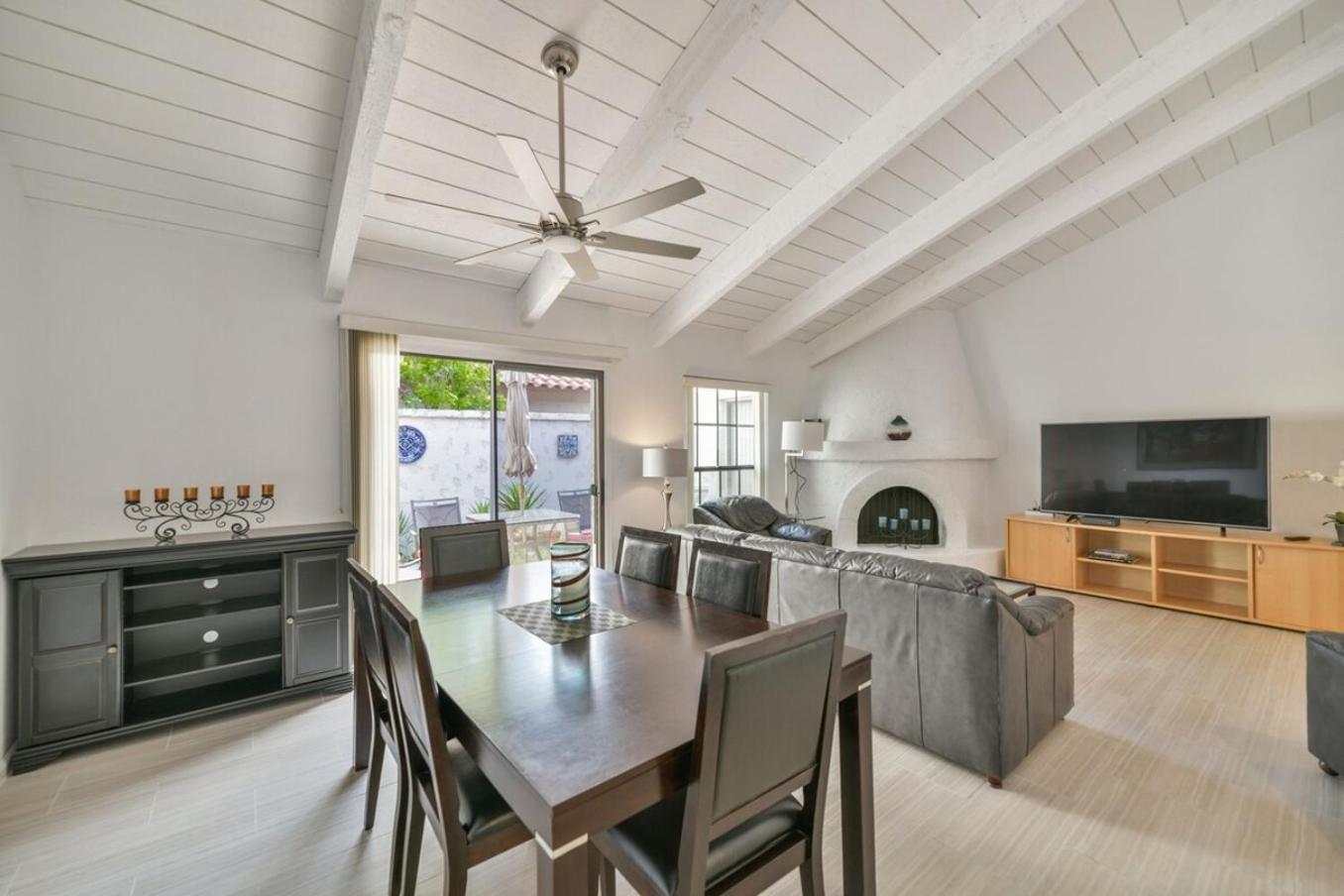 Peaceful Privacy-tennis-greenbelt-golf-walkable Holiday home *