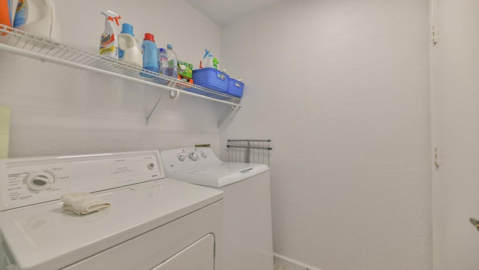 Peaceful Privacy-tennis-greenbelt-golf-walkable Holiday home *