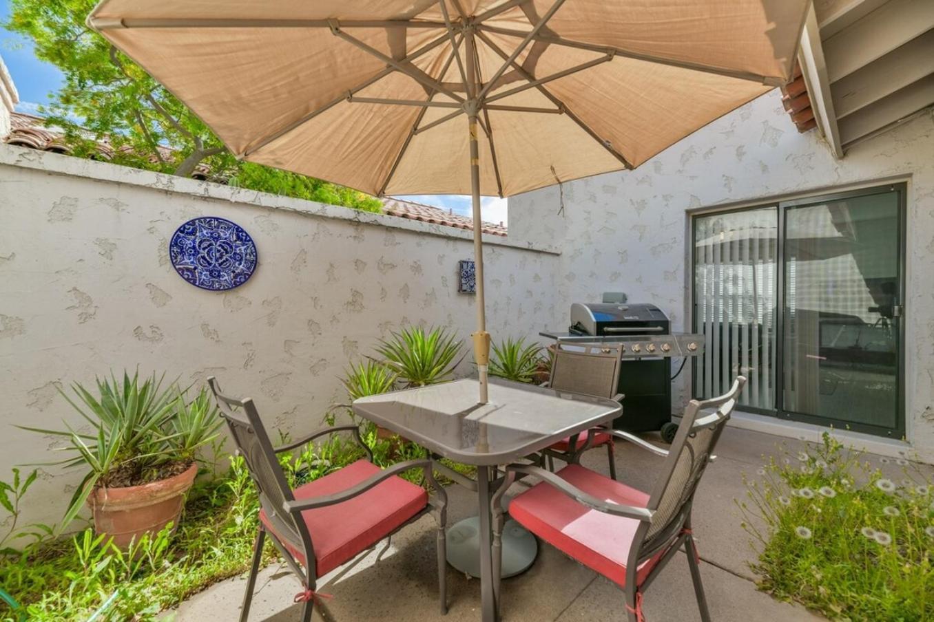 Peaceful Privacy-tennis-greenbelt-golf-walkable Holiday home *