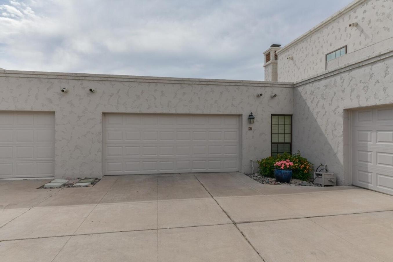 Peaceful Privacy-tennis-greenbelt-golf-walkable Holiday home