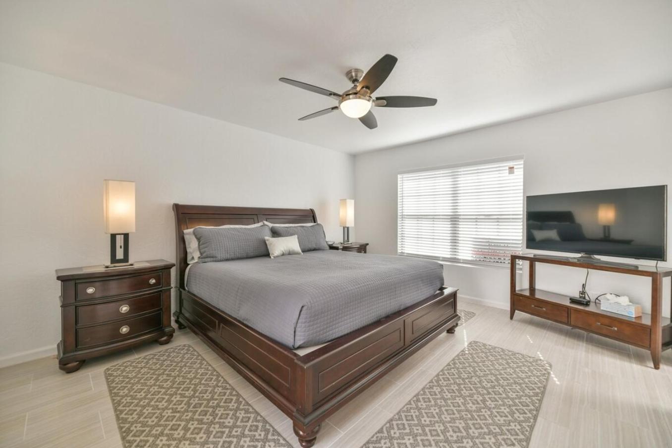 Holiday home Peaceful Privacy-tennis-greenbelt-golf-walkable *