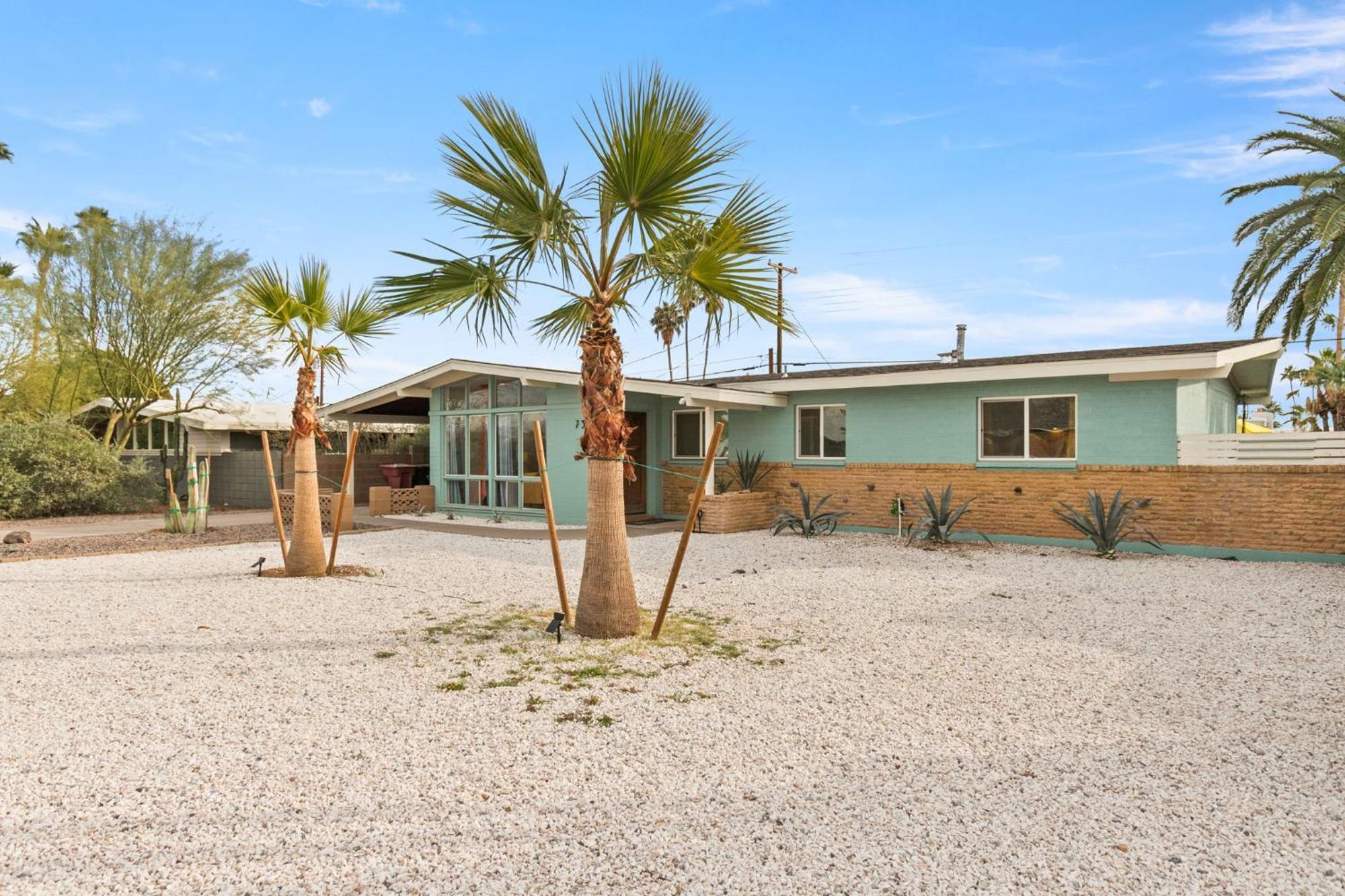 Holiday home Desert Dream - Old Town Mid-century Modern - Heated Pool