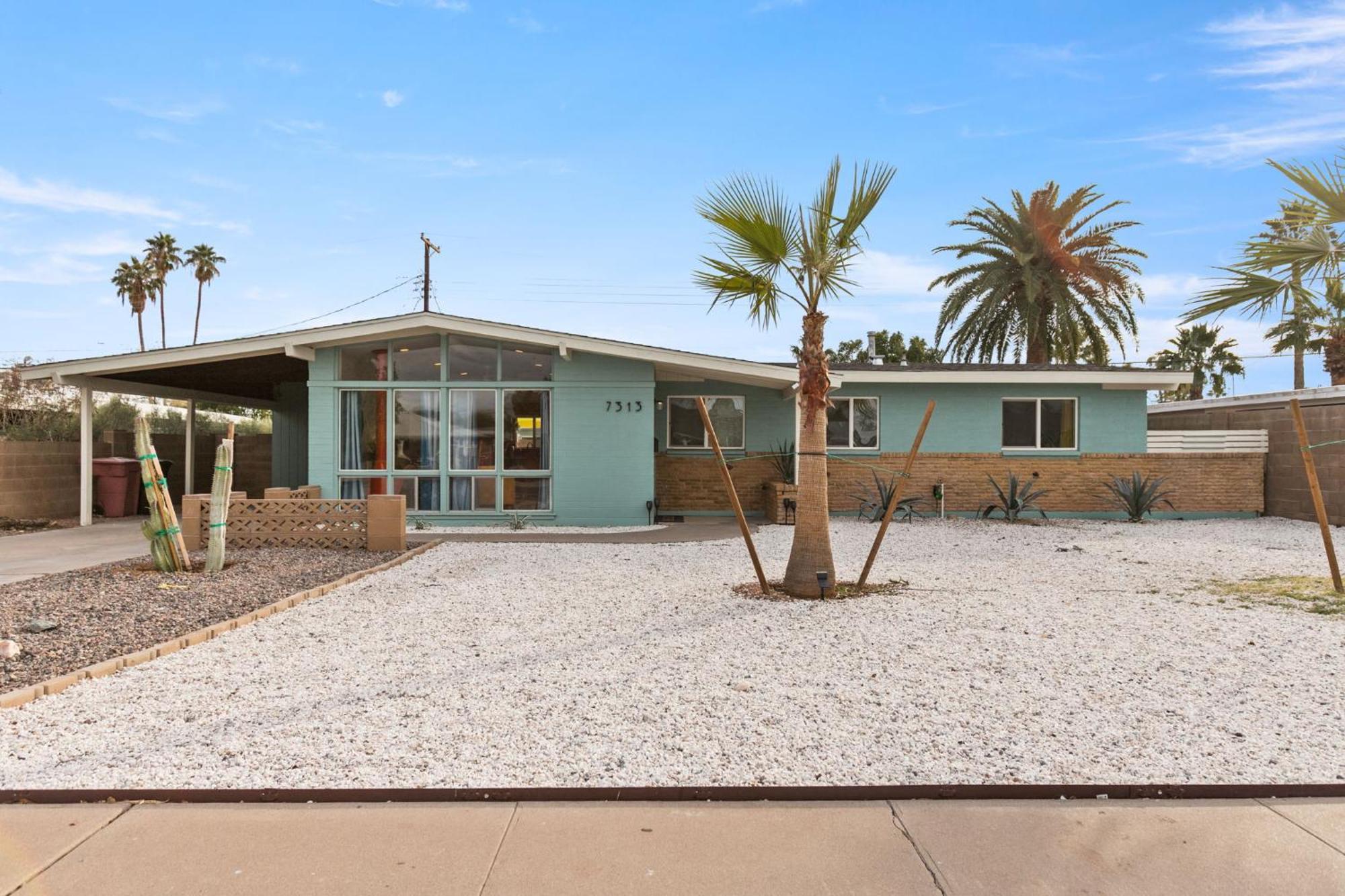 Holiday home Desert Dream - Old Town Mid-century Modern - Heated Pool