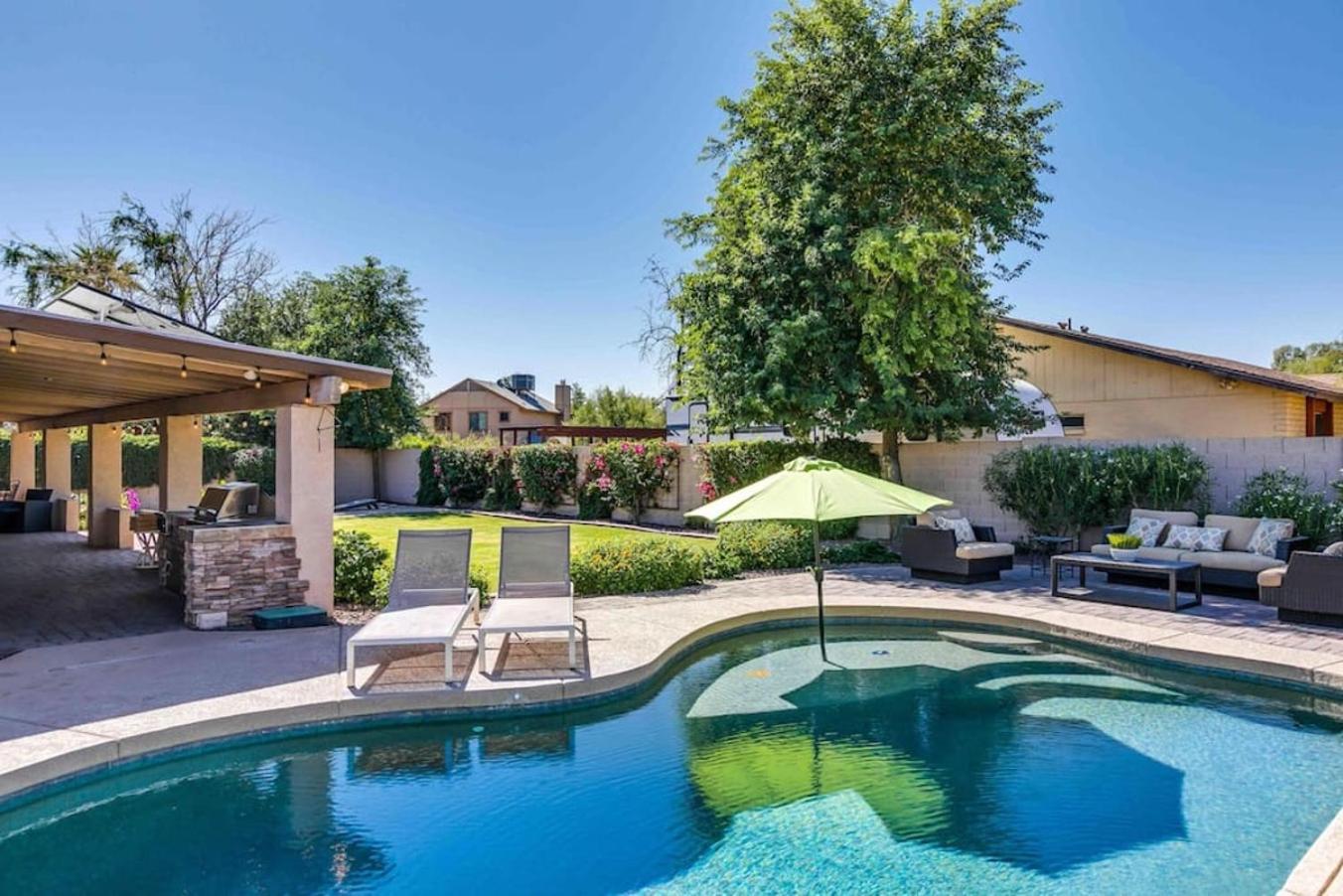 Spacious Backyard W Free Heated Pool, Tv And Bbq Holiday home Scottsdale