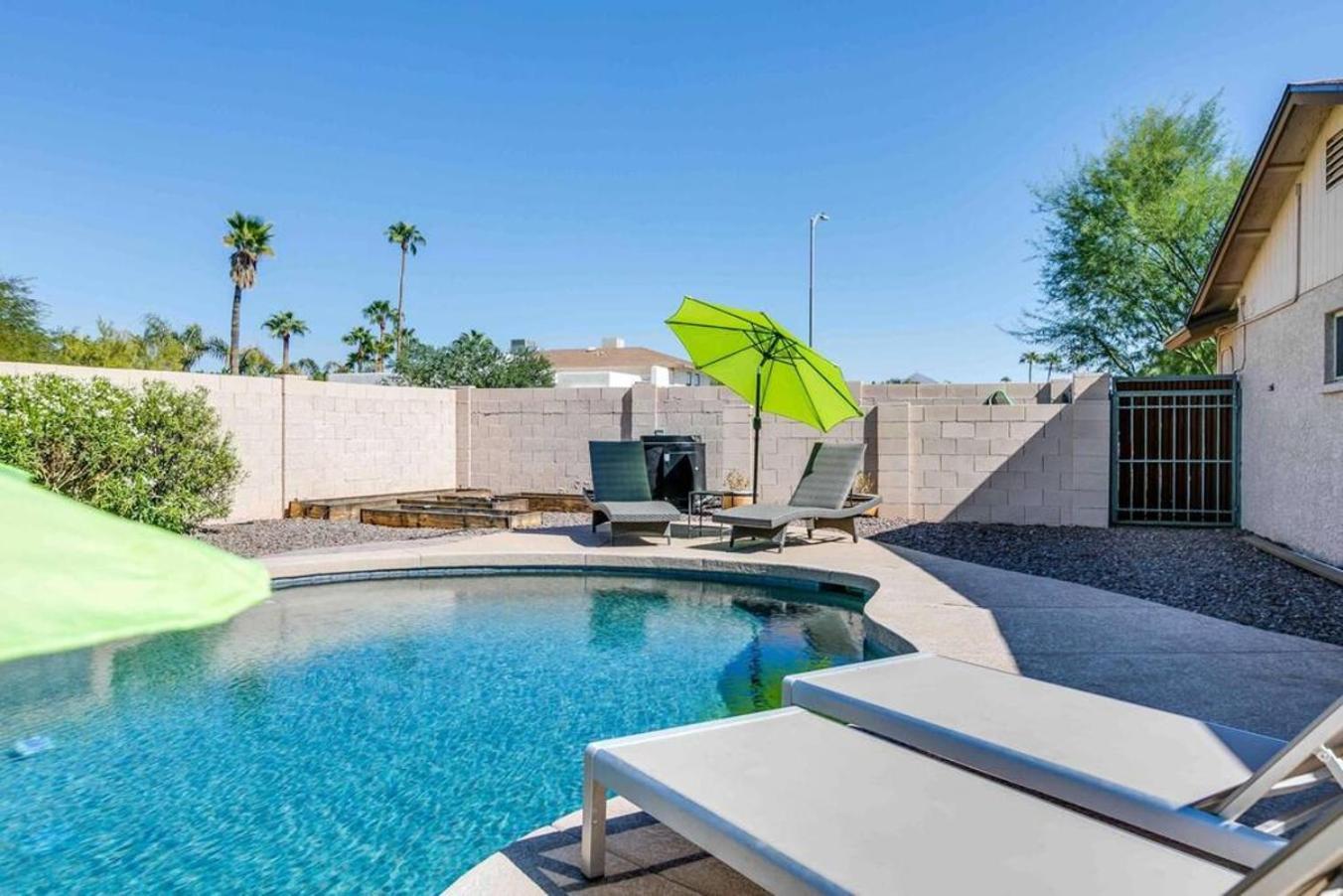 Spacious Backyard W Free Heated Pool, Tv And Bbq Holiday home Scottsdale