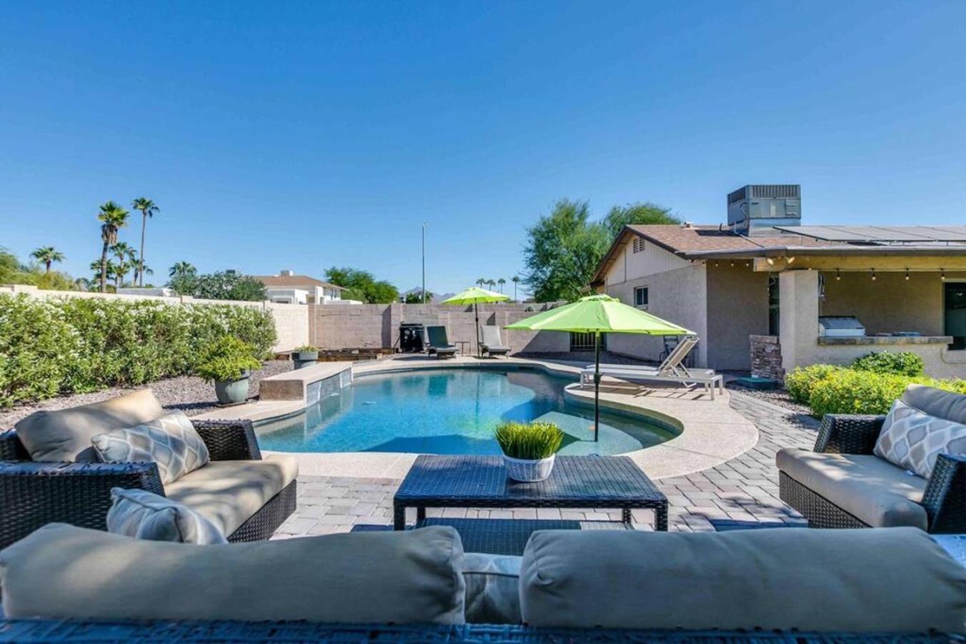 Holiday home Spacious Backyard W Free Heated Pool, Tv And Bbq *