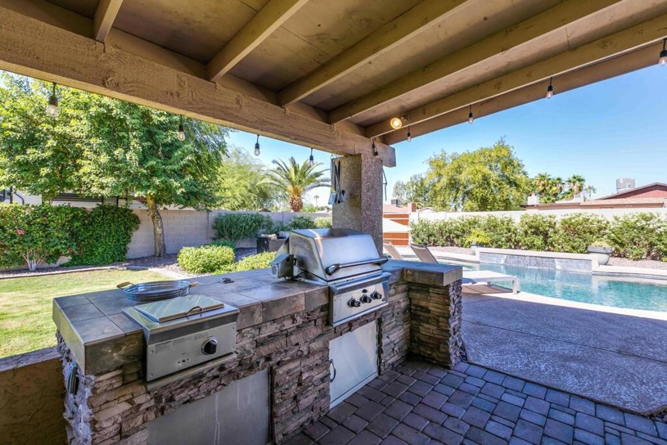 Spacious Backyard W Free Heated Pool, Tv And Bbq Holiday home Scottsdale