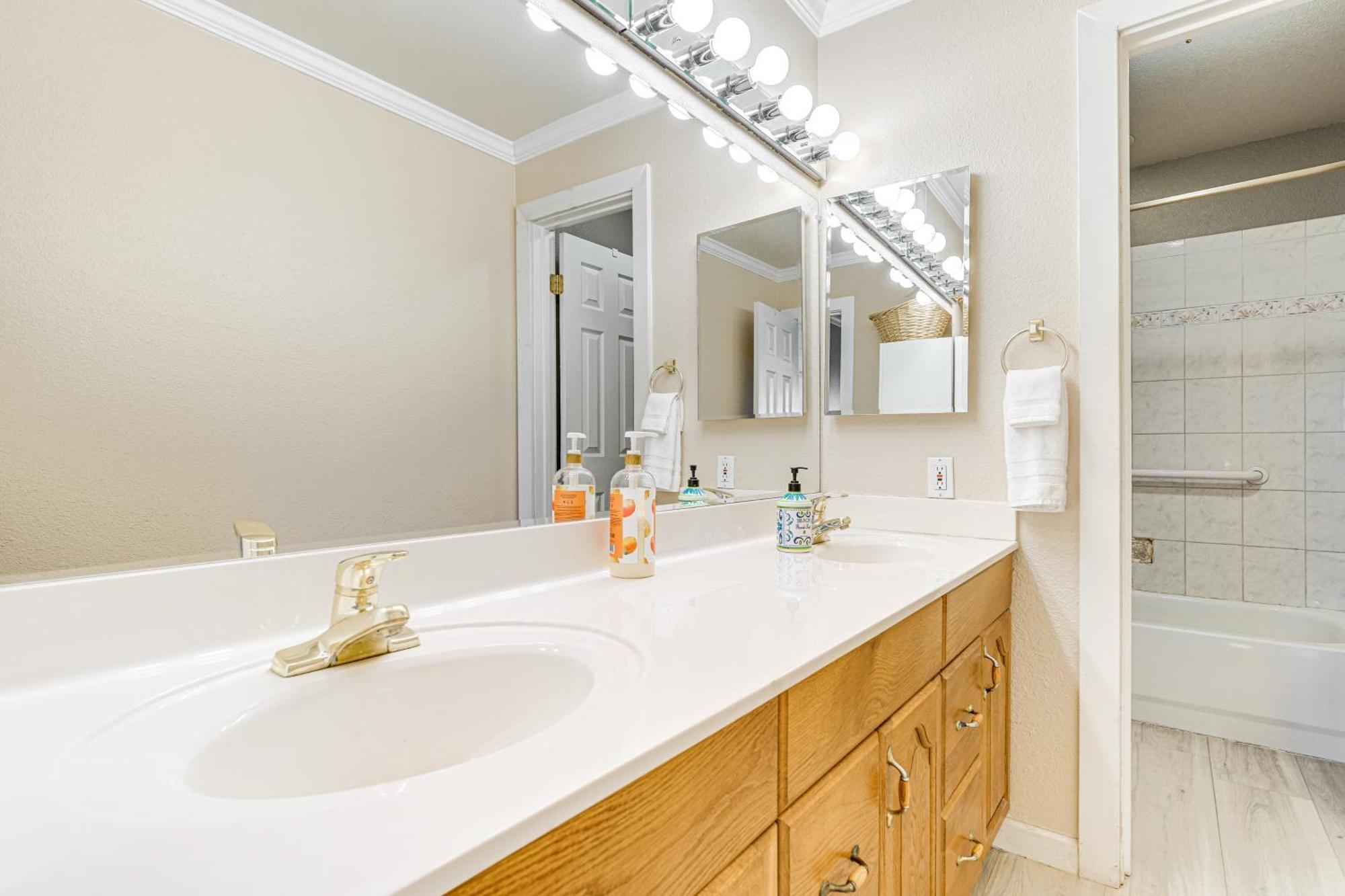 With Pool Access Walk To Old Town! Apartment