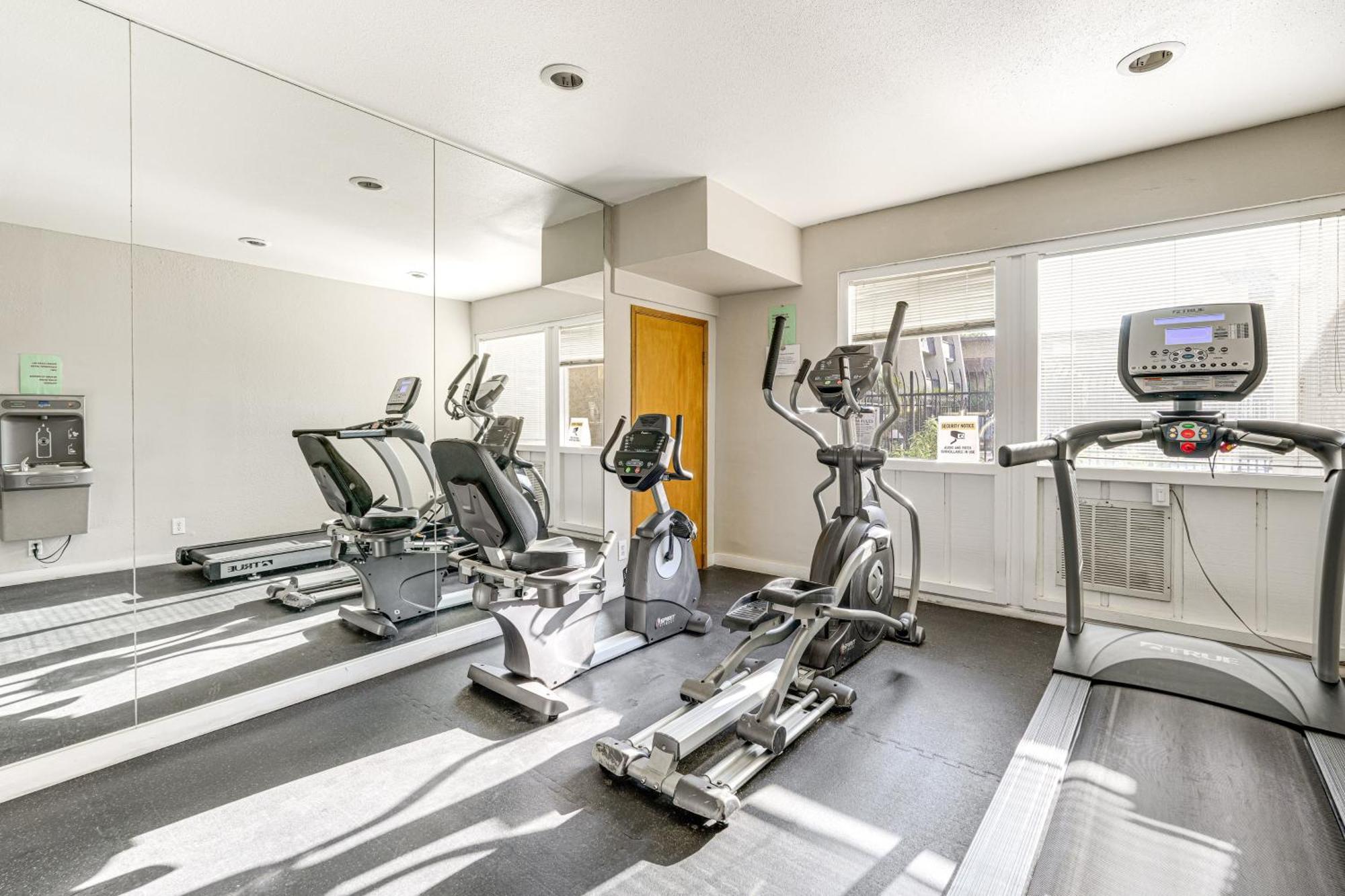 With Pool Access Walk To Old Town! Apartment *