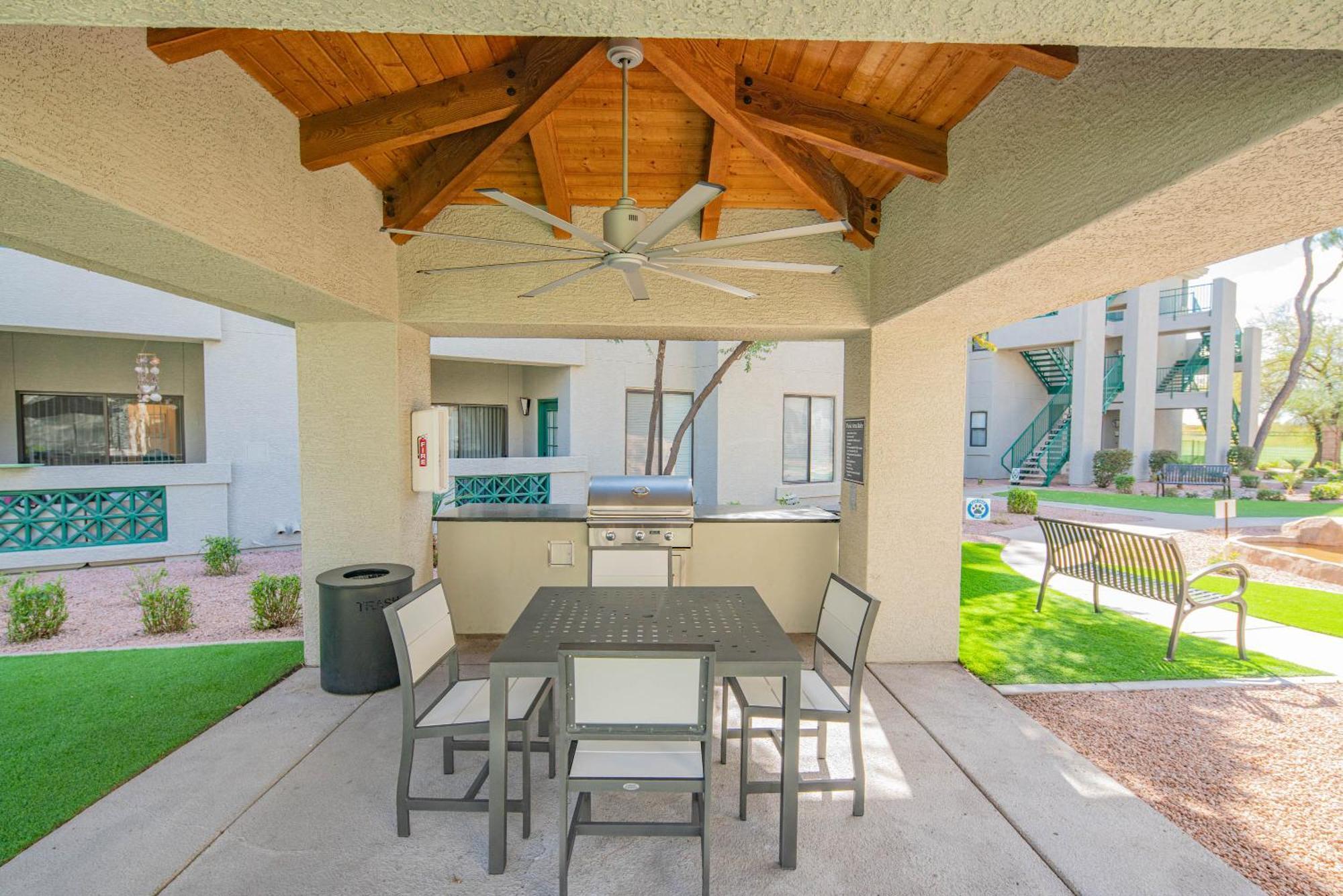 Walkout Patio-views -walk To Upscale Shops &dining - 170 Apartment