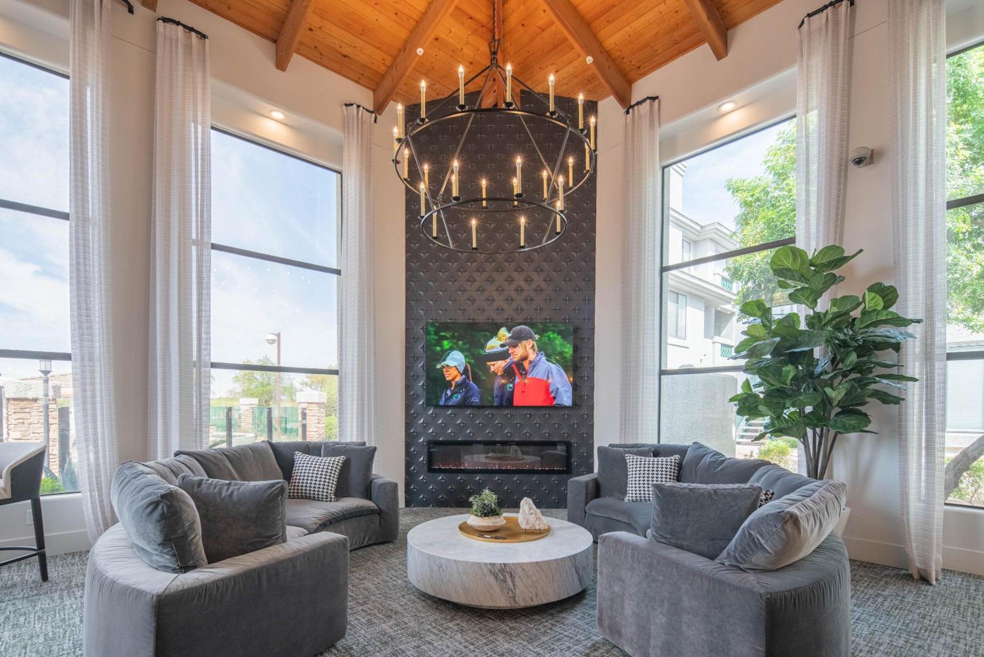 Walkout Patio-views -walk To Upscale Shops &dining - 170 Apartment *
