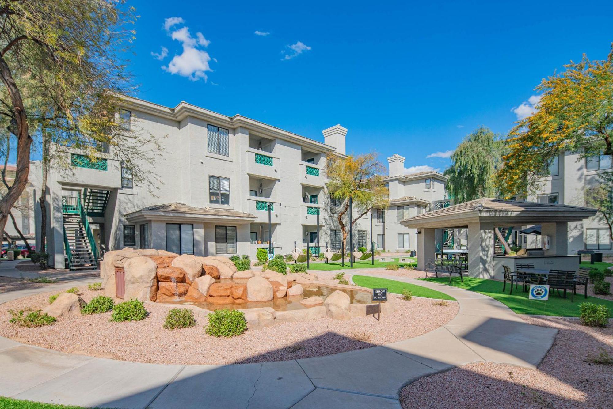 Walkout Patio-views -walk To Upscale Shops &dining - 170 Apartment Scottsdale