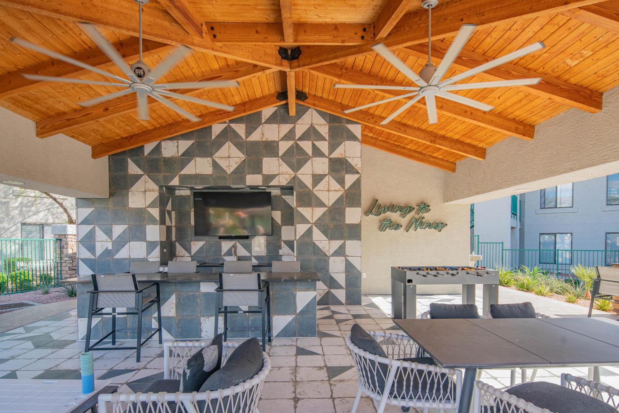 Walkout Patio-views -walk To Upscale Shops &dining - 170 Scottsdale