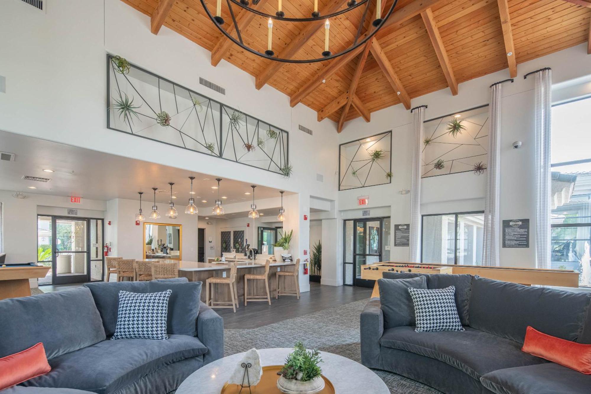 Walkout Patio-views -walk To Upscale Shops &dining - 170