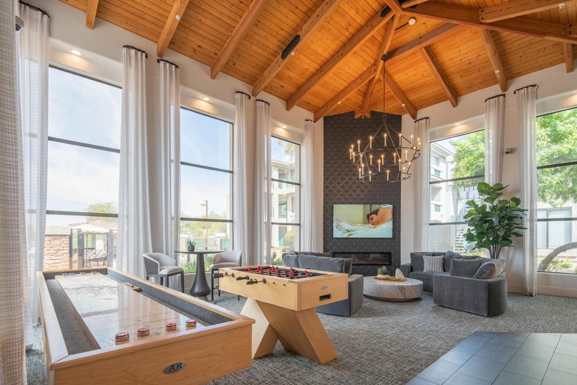 Walkout Patio-views -walk To Upscale Shops &dining - 170 Apartment