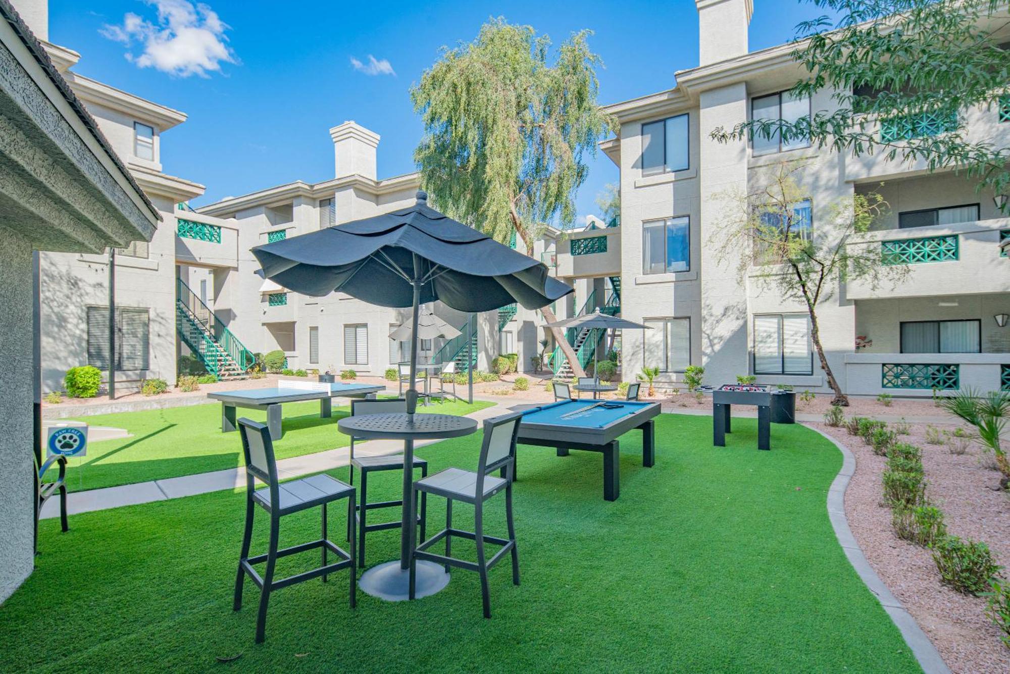 Walkout Patio-views -walk To Upscale Shops &dining - 170 Apartment *