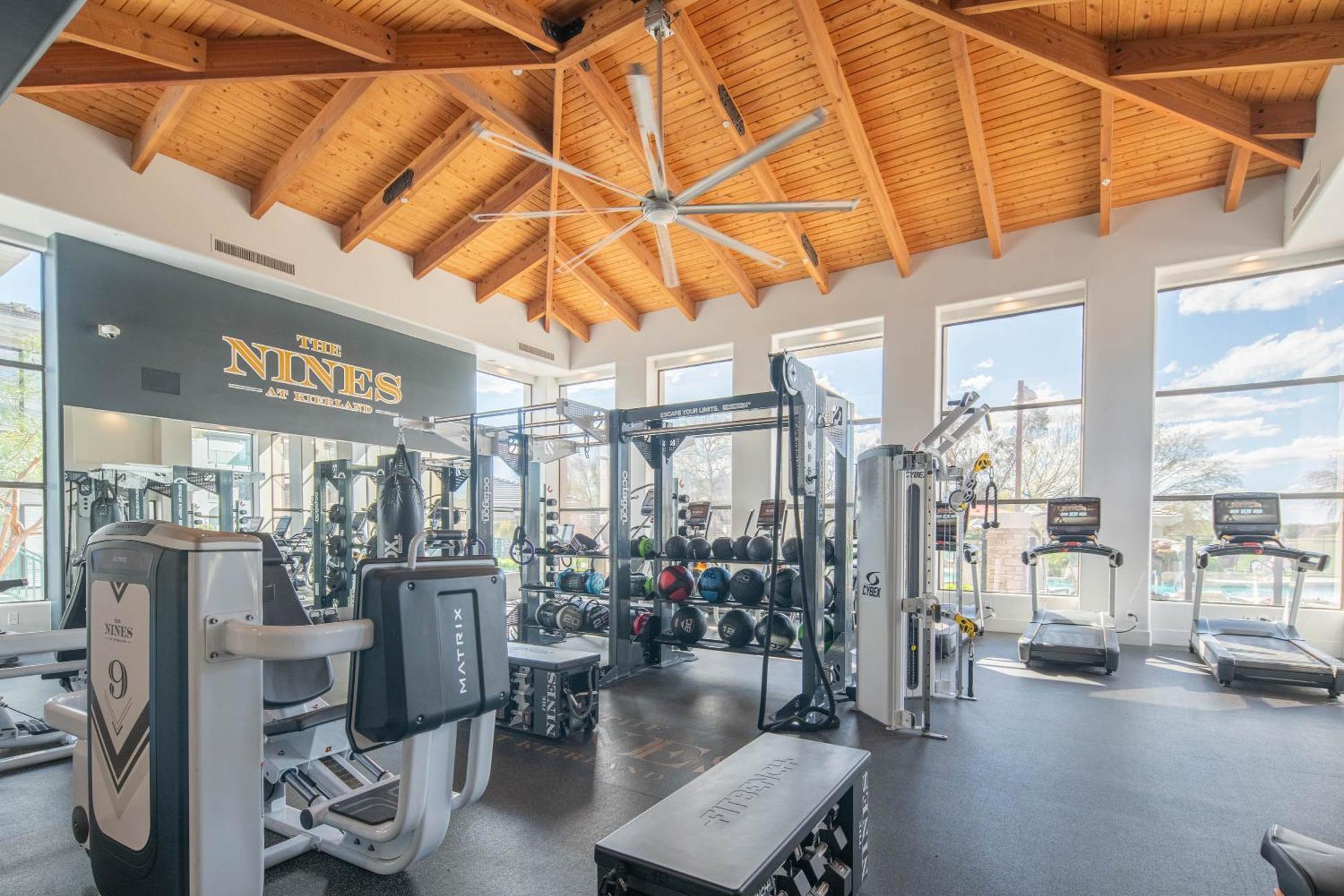 Walkout Patio-views -walk To Upscale Shops &dining - 170 Apartment *