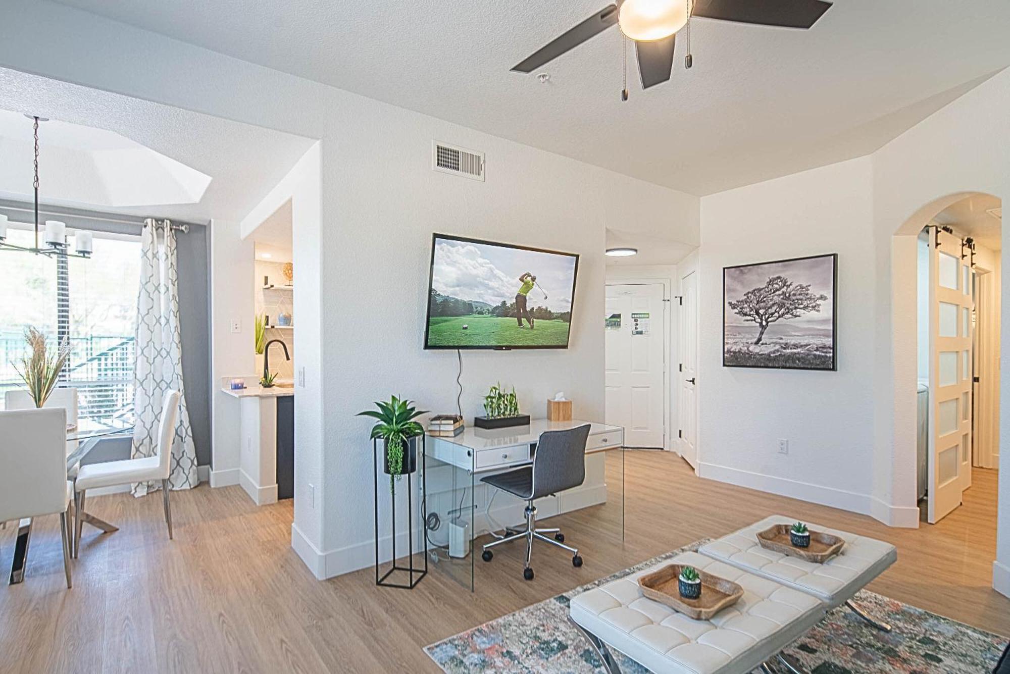 Apartment Walkout Patio-views -walk To Upscale Shops &dining - 170 *
