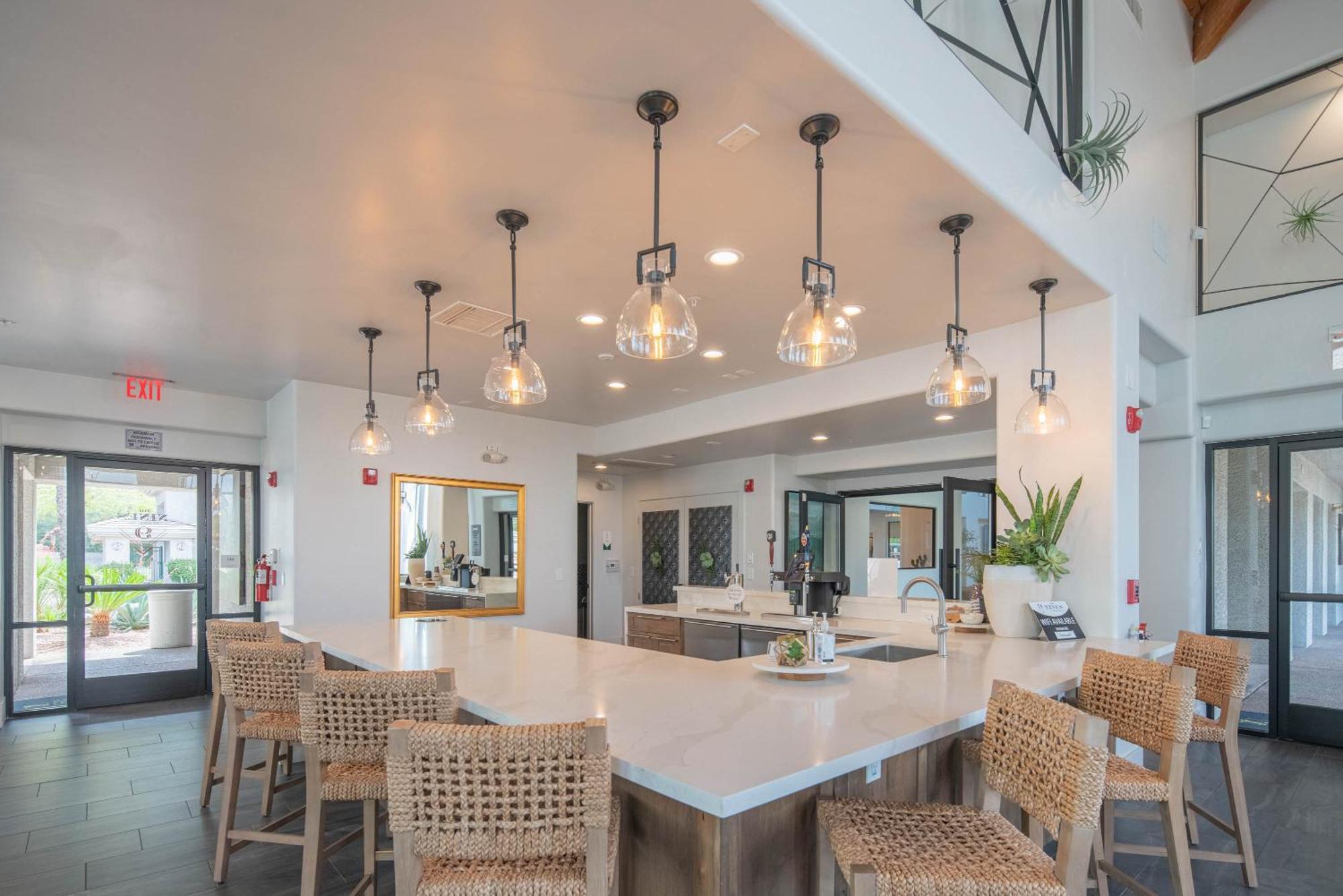 Walkout Patio-views -walk To Upscale Shops &dining - 170 *