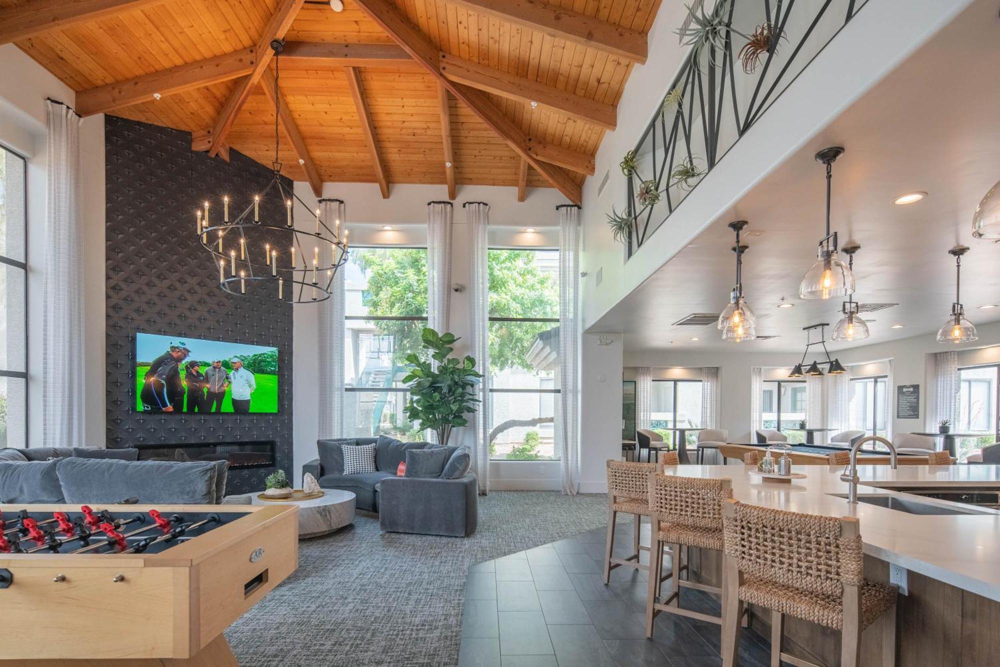 Walkout Patio-views -walk To Upscale Shops &dining - 170 Apartment