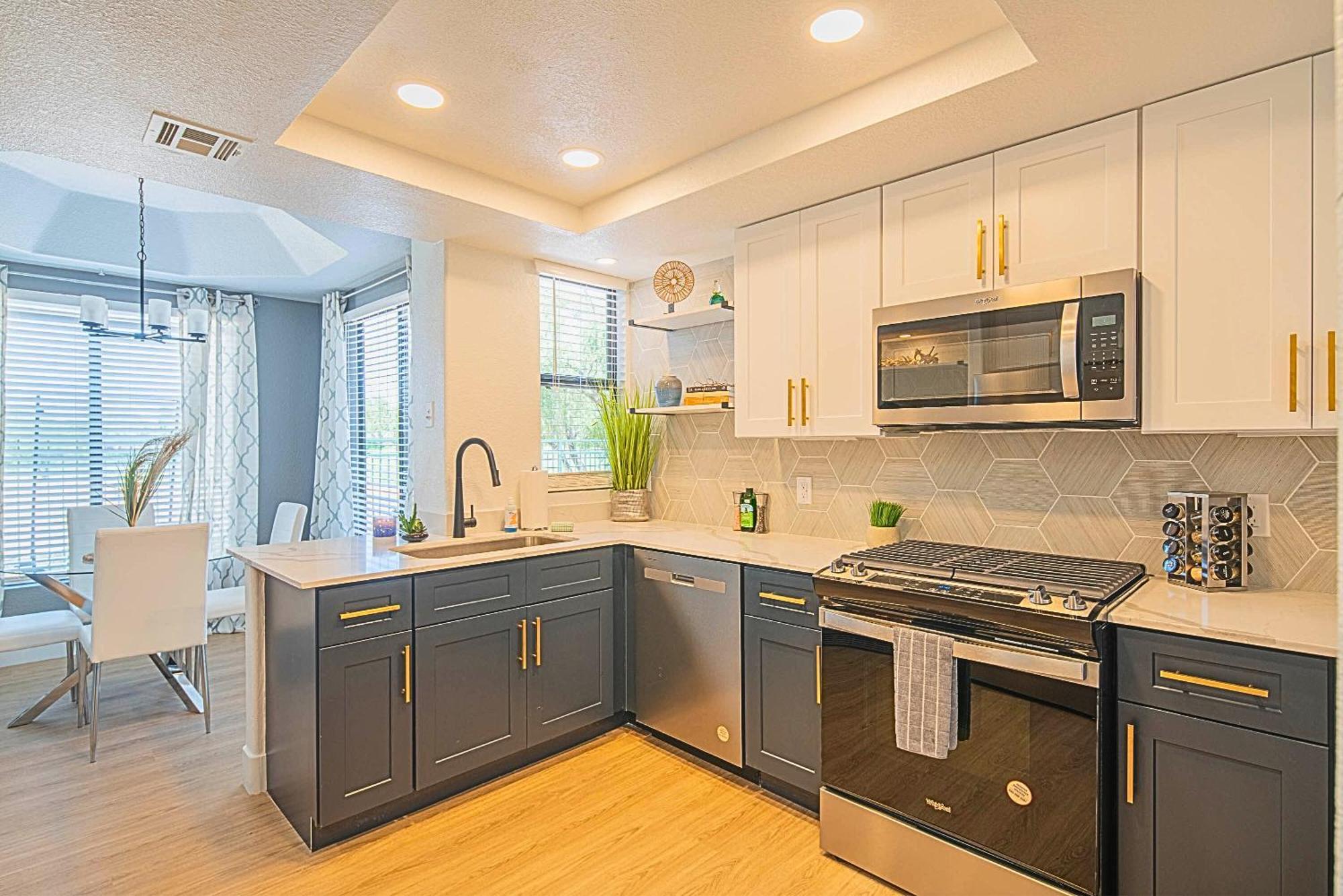 Walkout Patio-views -walk To Upscale Shops &dining - 170 *