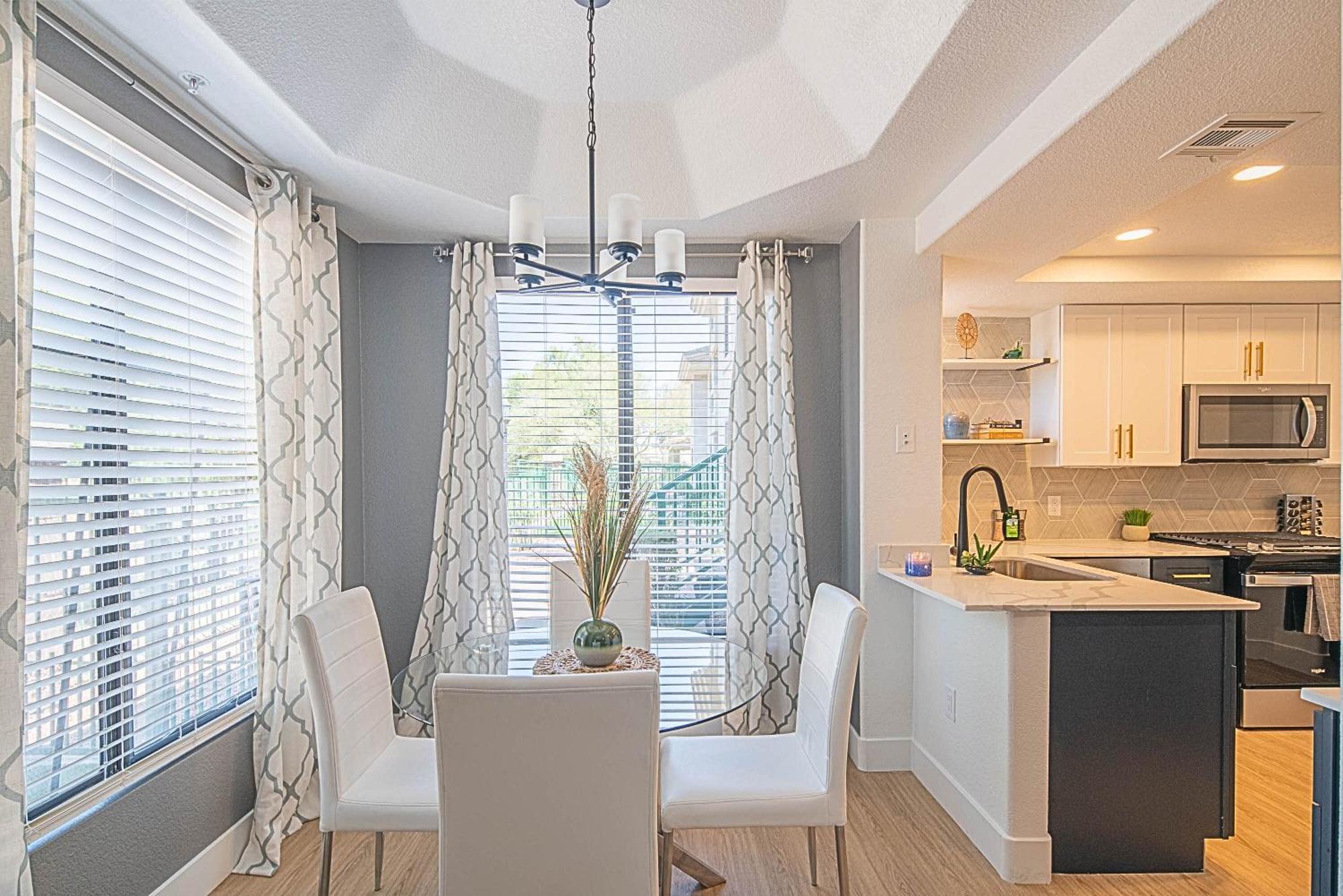 Walkout Patio-views -walk To Upscale Shops &dining - 170