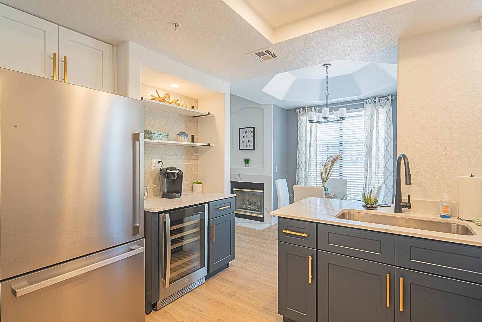 Walkout Patio-views -walk To Upscale Shops &dining - 170 Apartment