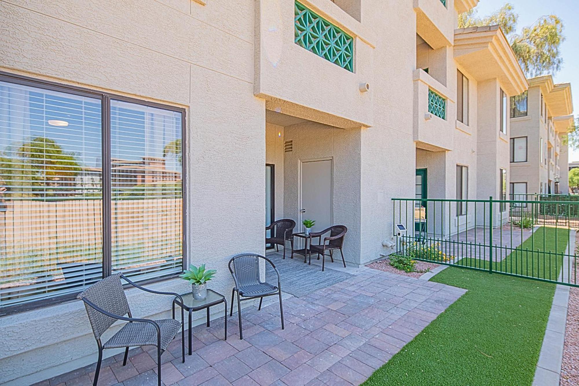 Walkout Patio-views -walk To Upscale Shops &dining - 170 Apartment *